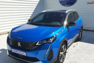 Peugeot 3008 bleu Vertigo avec toit noir, vue 3/4 avant droit, calandre distinctive et jantes alliage bicolores.