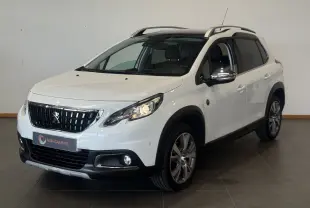 Peugeot 2008 blanc en 3/4 avant droit, version Crossway avec barres de toit et jantes alliage visibles.