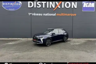 DS7 Crossback Bleu 3/4 avant droit, SUV élégant avec calandre distinctive et jantes alliage noires.