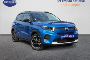 SUV Citroën C3 2025 bleu en 3/4 avant droit avec jantes noires et détails noirs sur les rétroviseurs et toit.