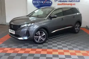 Peugeot 5008 gris foncé en 3/4 avant droit, mettant en valeur ses lignes modernes et ses jantes alliage.