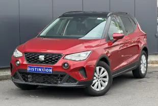 SEAT Arona TSI 115 Style rouge Désir avec toit noir, vue 3/4 avant mettant en valeur la calandre et les phares LED.