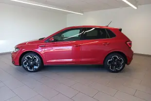 Vue de profil côté gauche d'une Volkswagen Polo Rouge Roi 2025 R-Line Edition avec jantes noires et détails sportifs.