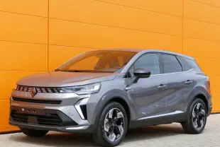 Vue 3/4 avant droite du Renault Symbioz gris Cassiopée avec ses jantes bicolores et calandre moderne.