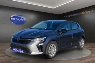 Vue 3/4 avant droite d'une Renault Clio V gris schiste avec enjoliveurs 16 pouces et feux LED Pure Vision.