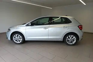 Volkswagen Polo 1.0 TSI 95 DSG7 Style en reflet d'argent vue de profil côté gauche dans un intérieur neutre.