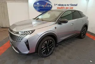 Peugeot 3008 gris clair en 3/4 avant droit, avec calandre distinctive et jantes noires stylées.