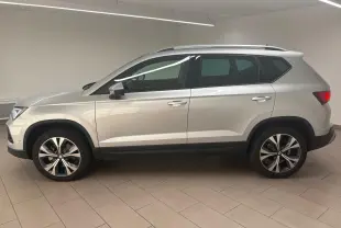 Vue de profil côté gauche du SEAT Ateca 2025 en Argent Reflex, avec jantes alliage 18 pouces et hayon électrique.