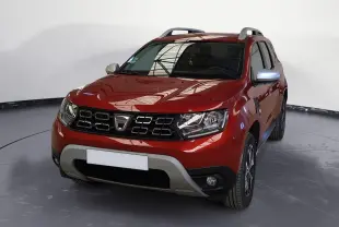 Dacia Duster rouge fusion en 3/4 avant droit, avec calandre noire et jantes alliage 17 pouces visibles.