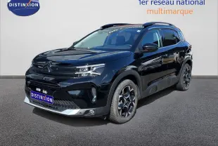 Citroën C5 Aircross noir perla nera métal en 3/4 avant droit, avec jantes bicolores et toit noir.