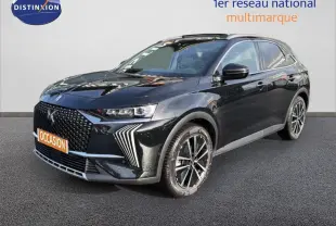 DS7 1.5 BlueHDi 130 en noir perle, vue 3/4 avant droit, avec calandre distinctive et jantes bi-ton.