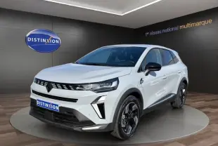 Vue 3/4 avant d'un Renault Symbioz gris clair avec calandre noire et jantes noires brillantes dans un showroom.