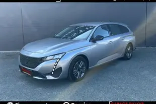 Peugeot 308 BlueHDi 130 gris clair vue 3/4 avant avec feux LED verticaux et jantes alliage.