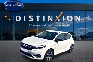 Dacia Sandero 1.0 TCe 90 Journey blanc vue 3/4 avant avec jantes alu et rétroviseurs noirs devant showroom Distinxion.