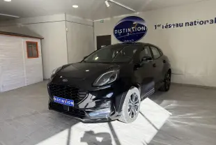 Ford Puma noir agate vu en 3/4 avant droit dans un showroom avec logo Distinxion en arrière-plan.