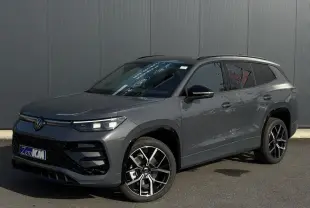 Volkswagen Tayron gris dauphin en 3/4 avant droit avec jantes alliage 20 pouces et toit ouvrant panoramique.