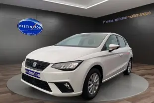 SEAT Ibiza 1.0 MPI 80 STYLE blanc candy vue 3/4 avant droit en showroom avec jantes alliage et phares LED.