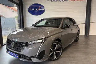 Peugeot 308 gris selenium vue 3/4 avant droit, calandre noire brillante et jantes alliage 18'' Kamakura.