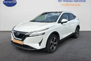 Vue 3/4 avant d'un Nissan Qashqai e-POWER blanc nacré métal avec jantes bi-ton et calandre noire distinctive.