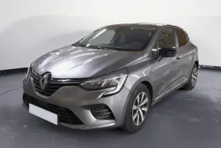 Renault Clio V TCe 90 Evolution gris clair vue 3/4 avant droit, avec jantes alliage et vitres teintées.