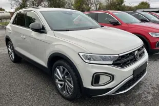 Volkswagen T-Roc gris Ascot en 3/4 avant droit, avec jantes alliage et feux LED distinctifs.