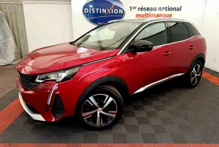 Vue 3/4 avant droite d'un Peugeot 3008 GT rouge avec toit noir et jantes alliage bicolores en intérieur showroom.