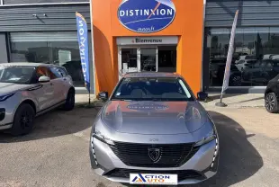 Vue avant d'une Peugeot 308 2024 gris Artense, avec calandre noire et feux LED verticaux distinctifs.