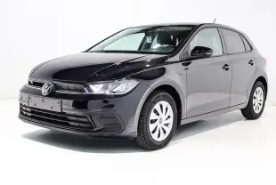 Volkswagen Polo noire vue en 3/4 avant droit, avec jantes blanches et phares allumés sur fond blanc.