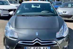 Vue de face d'une DS3 gris foncé 2015 avec calandre chromée et plaque d'immatriculation française visible.