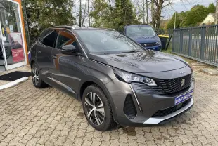 Peugeot 3008 gris foncé vue 3/4 avant, calandre GT chromée et projecteurs Full LED visibles.