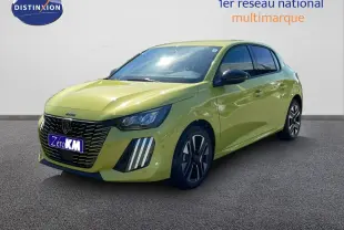 Peugeot 208 hybride jaune Agueda métal vue 3/4 avant droit, avec calandre noire et feux LED verticaux distinctifs.