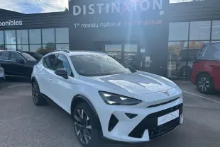 Vue 3/4 avant d'un CUPRA Formentor blanc neige avec jantes alliage 19'' Sandstorm et signature lumineuse Tri-LED.