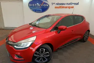 Renault Clio Intens rouge vue 3/4 avant droit, avec phares LED et jantes alliage distinctives.