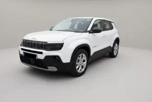Jeep Avenger blanc en 3/4 avant droit, avec calandre noire distinctive et jantes alliage 17 pouces.