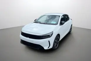 Vue 3/4 avant d'une Opel Corsa Hybrid 110 e-DCT6 GS PK Confort blanche Kontur avec jantes alu noires.