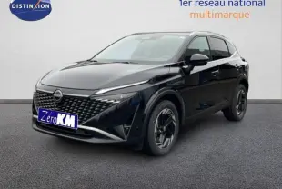 Nissan Qashqai noir en 3/4 avant droit, avec calandre distinctive et jantes au design moderne.