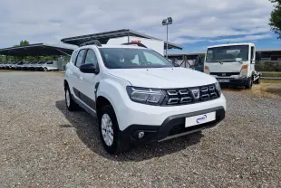 Dacia Duster blanc vue 3/4 avant droit, SUV 4x4 avec calandre noire et jantes alliage 16 pouces.
