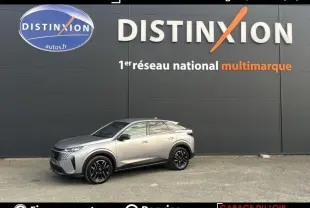 Peugeot 3008 1.2 Hybrid 136 Allure gris clair en 3/4 avant droit, avec phares et jantes noires distinctives.