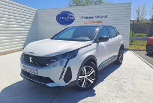 Peugeot 3008 blanc nacré avec toit noir, vue 3/4 avant droit, calandre noire et jantes alliage bicolores.