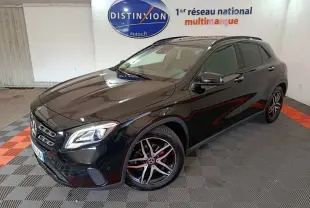 Mercedes GLA 220 d Business Exec noir vue 3/4 avant droit, avec jantes alliage et phares LED allumés dans un showroom.