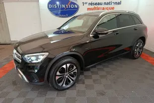 Mercedes GLC 300 e Business Line noir vue 3/4 avant droit, avec jantes alliage et phares LED allumés en intérieur showroom.