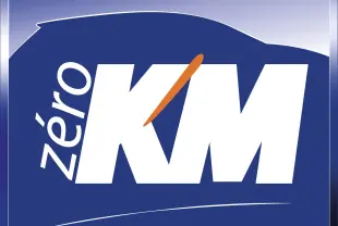 Logo bleu avec silhouette de voiture en arrière-plan et texte blanc "zéro KM" avec aiguille orange sur le K.
