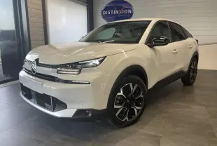 Citroën C4 hybride blanc métallisé vue 3/4 avant avec jantes alliage 18'' et rétroviseurs noirs brillants.