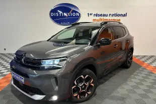Citroën C5 Aircross gris Platinium en 3/4 avant droit, avec jantes noires et éclairage LED allumé.