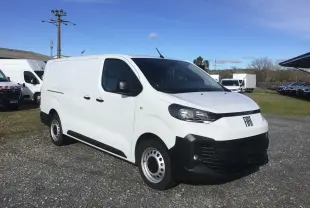 Fourgon blanc Fiat Scudo XL 2024 en 3/4 avant droit, avec pare-chocs noir et jantes acier simples.