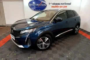 Vue 3/4 avant droite d'un Peugeot 3008 hybride rechargeable bleu avec calandre noire et jantes alliage bicolores.
