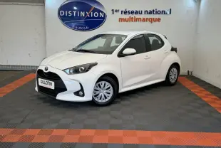 Toyota Yaris hybride blanche vue de 3/4 avant droit, avec phares ellipsoïdaux et jantes acier à enjoliveurs.