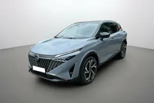 Nissan Qashqai E-Power 205 Tekna Plus gris argile avec toit noir, vue 3/4 avant mettant en valeur la calandre distinctive.