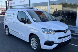 Toyota Proace City blanc glacier en 3/4 avant droit avec marquage Toyota Châlons Professional sur la porte latérale