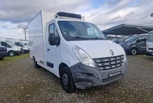Renault Master plancher cabine blanc vu en 3/4 avant droit avec groupe frigorifique et cellule isotherme.